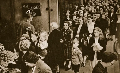Mujeres hacen cola ante un puesto de frutas y verduras en Londres, junio de 1947